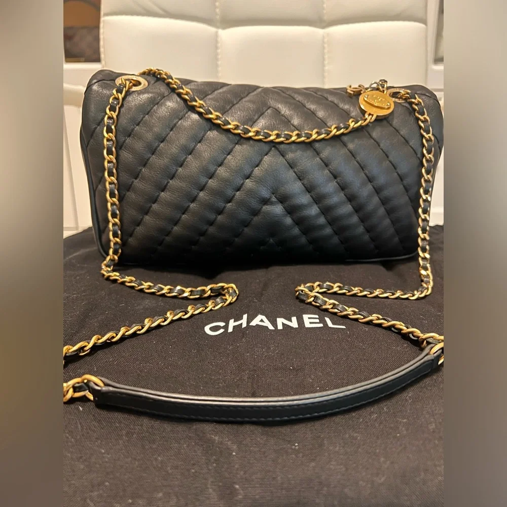 SOLD AUTHENTIC Chanel Medallion Charm Flap Bag ChevronCalfskin Medium - Picture 2 of 10
